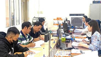 Los trabajadores desempleados se conectan para encontrar nuevos empleos.