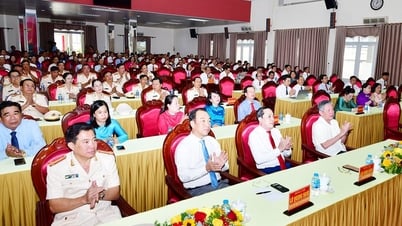 The Standing Committee of Vinh Long Provincial Party Committee presented Decisions on personnel work.