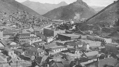 Il y a de nombreuses années, des raids ont été menés dans une série de villes minières aux États-Unis.