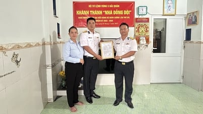 アンザン省：困難な状況にある兵士たちに「同志の家」を引き渡す
