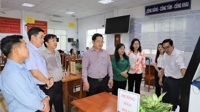 El secretario del Comité del Partido del barrio de Long Xuyen visita e inspecciona las actividades de las unidades cuando opera el modelo de gobierno de dos niveles.