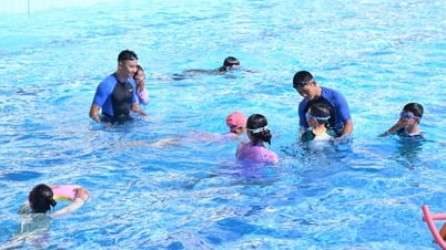 Zona de juegos práctica para niños en verano.