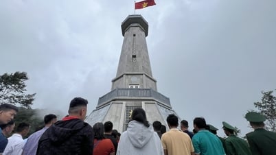 Lưu giữ lá cờ đầu tiên tại cột cờ A Pa Chải sau 56 ngày treo