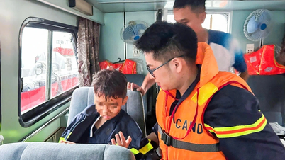 Vụ lật tàu Quảng Ninh: Phút cuối, bố gắng mặc áo phao tìm sự sống cho con