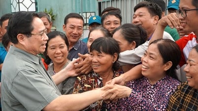 Premierminister Pham Minh Chinh besucht Politikerfamilien und Menschen in der Provinz An Giang