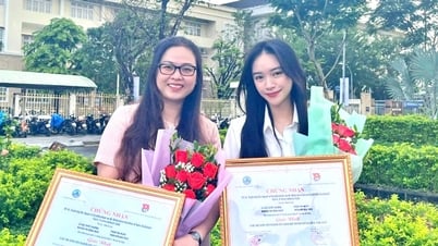Tuyết Phương với “cú đúp” học bổng toàn phần