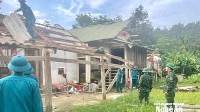 Cán bộ, chiến sĩ Ban chỉ huy Phòng thủ khu vực 3 - Quỳ Châu giúp dân khắc phục hậu quả giông lốc