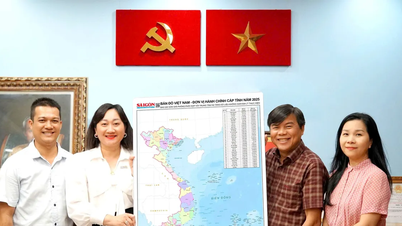 Báo SGGP tặng bản đồ cho các cơ quan tham mưu, giúp việc Thành ủy TPHCM