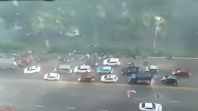 Gặp mưa giông, gió lớn khi đang lái ô tô: Làm gì để giữ an toàn?
