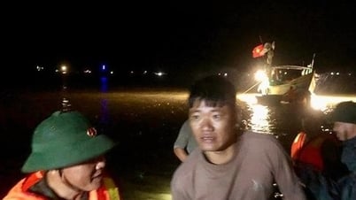 Vật lộn với sóng dữ, đưa 34 người trên tàu chìm ở biển Thiên Cầm vào bờ an toàn