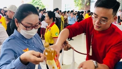 700 người có hoàn cảnh khó khăn đi "chợ Tết" sớm tại Học viện Cán bộ TP HCM