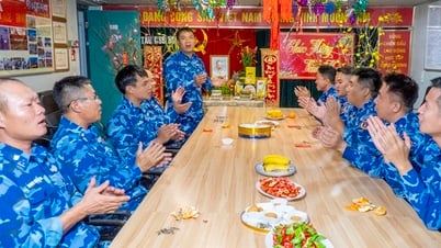Chiến sĩ Vùng Cảnh sát biển 3 trổ tài gói bánh chưng, chơi trò chơi dân gian