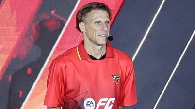Huyền thoại bóng đá Diego Forlan đến Việt Nam