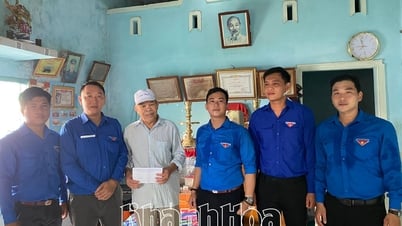Đoàn phường Ninh Chử thăm, tặng quà gia đình có công với cách mạng và tổ chức bữa cơm tri ân
