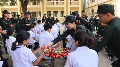 Hội phụ nữ Cảnh sát Cơ động trao tặng yêu thương, chung tay hành động