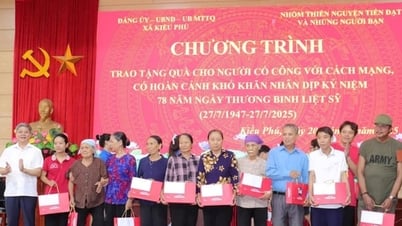 Tặng 50 suất quà cho gia đình chính sách tại xã Kiều Phú