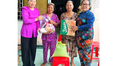 Thăm, tặng quà hội viên phụ nữ yếu thế