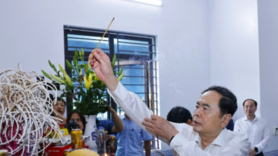 [ภาพ] ประธานรัฐสภา Tran Thanh Man เยี่ยมเยียนมารดา Ta Thi Tran วีรบุรุษชาวเวียดนาม