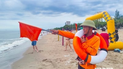 Lực lượng cứu hộ phường Cửa Lò túc trực 24/24h để giám sát, và đưa ra nhiều khuyến cáo nhằm bảo đảm an toàn cho du khách
