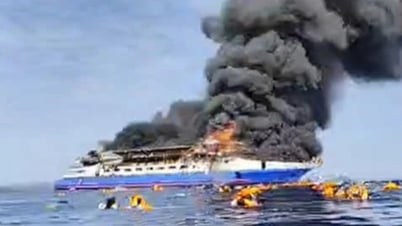 Indonesia: Tàu chở khách cháy dữ dội, hàng trăm người nhảy xuống biển