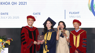 Lễ bế giảng đặc biệt: Phụ huynh được lên sân khấu vinh danh cùng các tân khoa