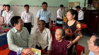 Phó Thủ tướng Mai Văn Chính thăm, tặng quà gia đình chính sách tại Tây Ninh