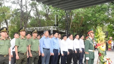 Thường trực Tỉnh ủy Lâm Đồng viếng nghĩa trang liệt sĩ tại Quảng Trị