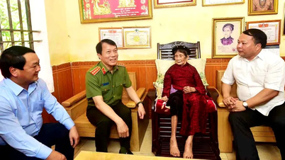 Dâng hương tưởng niệm, tri ân các Anh hùng liệt sĩ Công an nhân dân