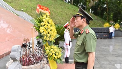 Bộ trưởng Bộ Công an Lương Tam Quang dâng hương tại Khu di tích Nha Công an Trung ương
