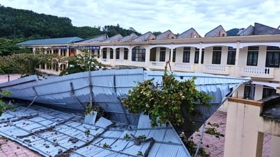 Lốc xoáy làm tốc mái nhà hai tầng của một trường học