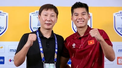 L'entraîneur Kim Sang-sik « échappe au pressing » avec une grande facilité face aux questions difficiles, défendant pleinement l'équipe U.23 du Vietnam