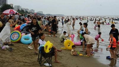 Khung cảnh trái ngược trong 2 ngày cuối tuần ở biển Sầm Sơn