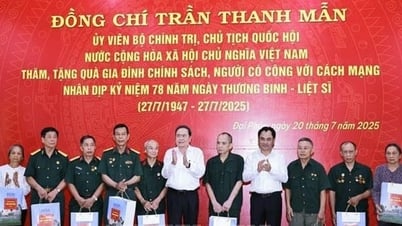 Chủ tịch Quốc hội Trần Thanh Mẫn tri ân các Anh hùng Liệt sỹ, người có công tại tỉnh Thái Nguyên