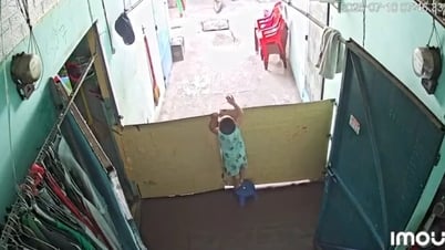 Clip “em bé lật đật chạy theo để chào tạm biệt ba” gây cảm động tuần qua
