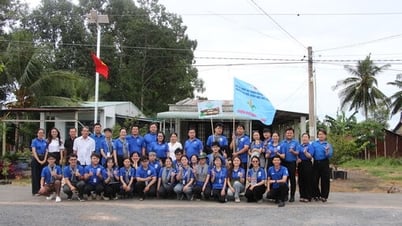 Khánh thành công trình 'Đường cờ Tổ quốc - Thắp sáng đường quê'
