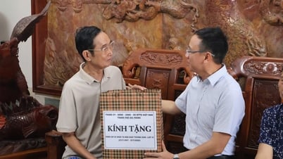 Tặng quà thương binh ở xã An Phú