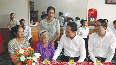 Đồng chí Trần Lưu Quang thăm, tặng quà gia đình chính sách tại Lào Cai