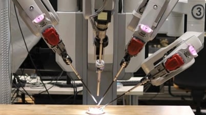 Robot đầu tiên phẫu thuật tự động không cần con người, độ chính xác 100%