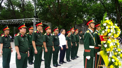 Thượng tướng Lê Quang Minh dâng hương, tri ân các anh hùng liệt sĩ tại tỉnh Quảng Trị
