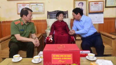 Đại tướng Lương Tam Quang tặng quà gia đình chính sách và dự lễ bàn giao nhà trong chương trình xóa nhà tạm tại Tuyên Quang