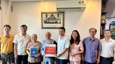 Lãnh đạo phường Xuân Đỉnh thăm, tặng quà người có công