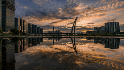 Dé la bienvenida al amanecer en el puente Ba Son