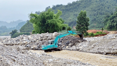 Khẩn trương nạo vét, khơi thông dòng chảy suối Nà Lặc (xã Trịnh Tường)