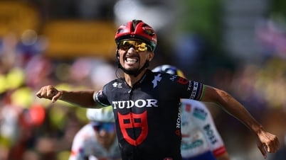 Tay đua ăn mừng hụt vì ngỡ về nhất chặng Tour de France