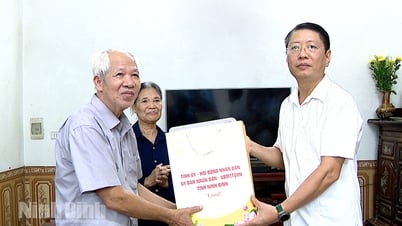 Các đồng chí lãnh đạo UBND tỉnh thăm, tặng quà gia đình người có công tiêu biểu