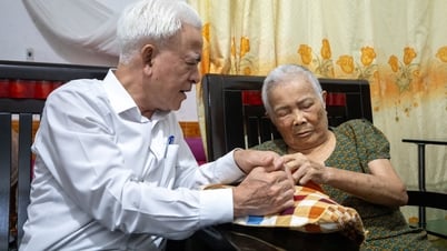 Trưởng Ban Nội chính Thành ủy Nguyễn Đình Chuyến tặng quà gia đình liệt sĩ tại xã Hà Nam