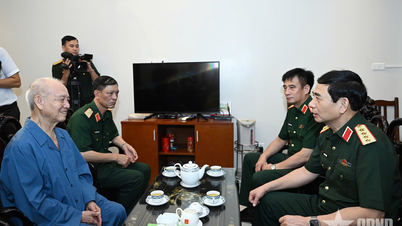 Đại tướng Phan Văn Giang thăm hỏi các Anh hùng LLVT nhân dân và nguyên lãnh đạo Bộ Quốc phòng