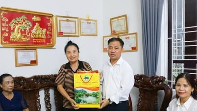 Xã Quốc Oai thăm, tặng quà gia đình chính sách, người có công