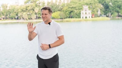 Huyền thoại Diego Forlan đi dạo Hồ Gươm, chia sẻ bí quyết thành công