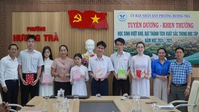 Phường Hương Trà khen thưởng gần 30 triệu đồng cho học sinh khó khăn đạt kết quả cao trong học tập
